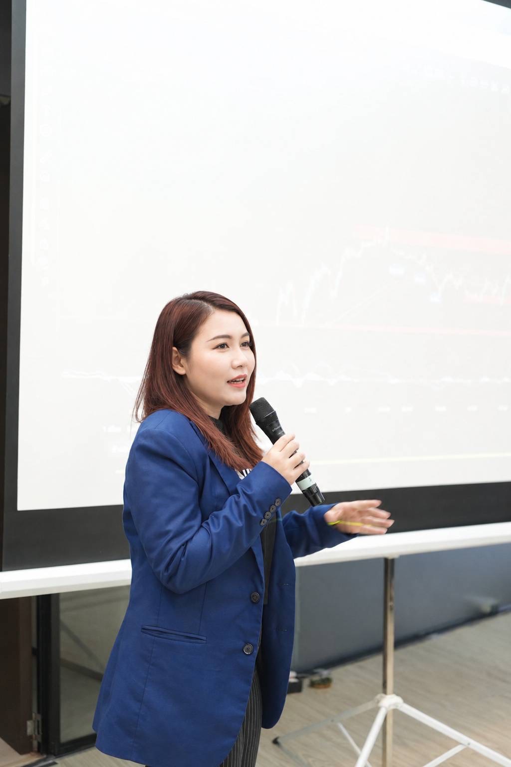 ปูเป้ PU MoneyMind กำลังสอนและอธิบายหน้าชั้นเรียน