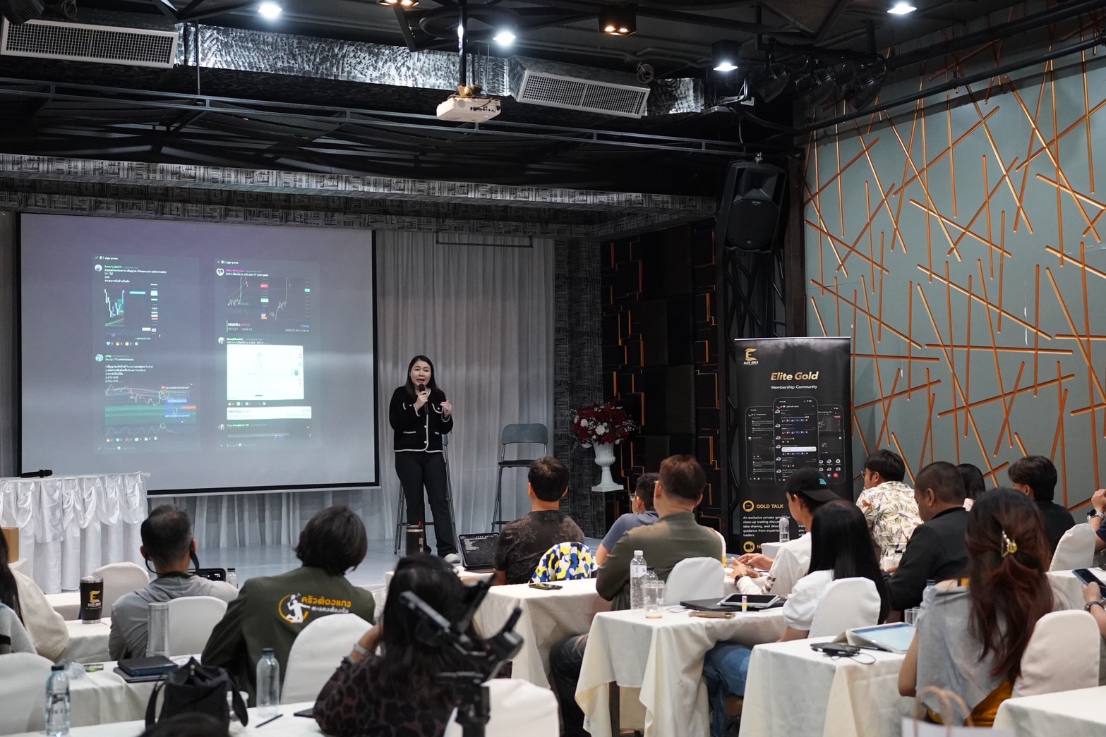 ปูเป้สอนผู้เรียนในคลาส PU MoneyMind